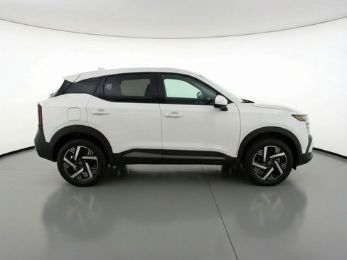 Used 2025 Nissan Kicks SV image 11