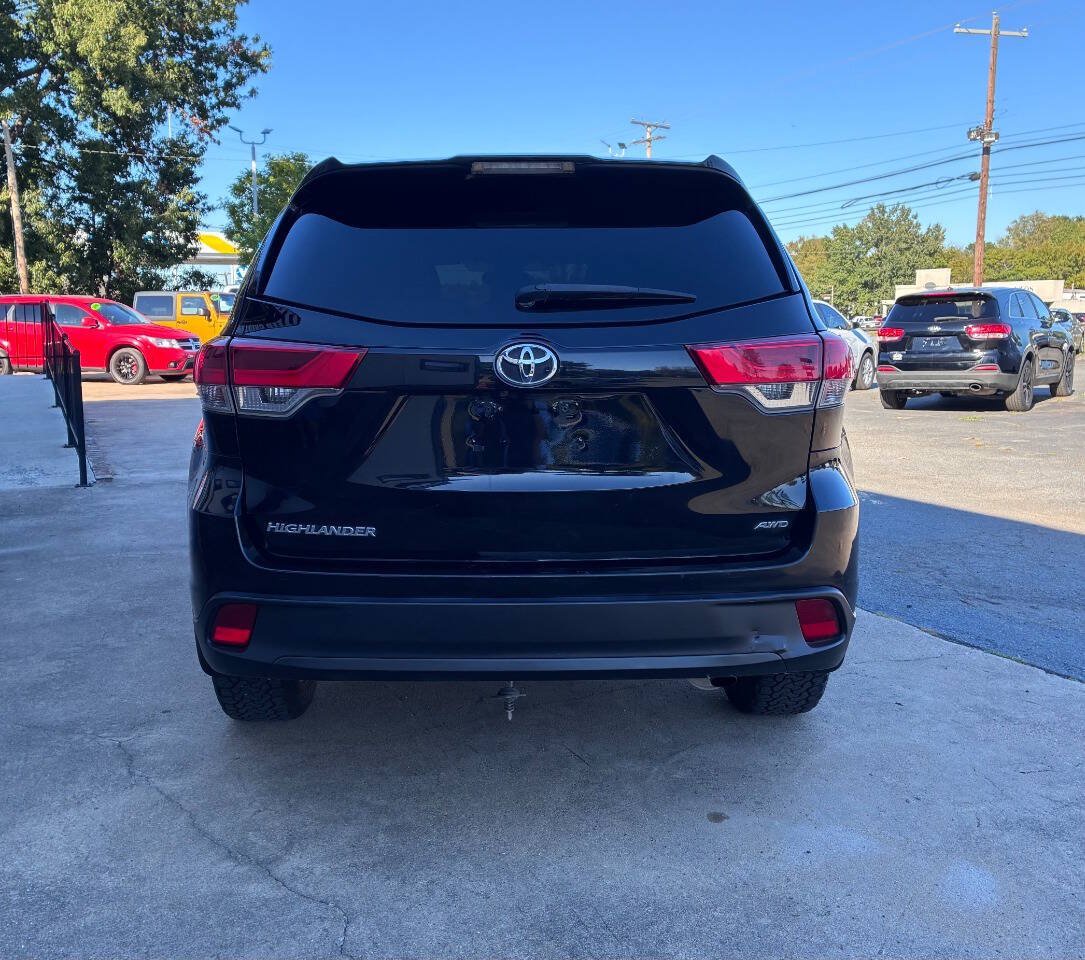 Used 2019 Toyota Highlander LE AWD/4WD image 5