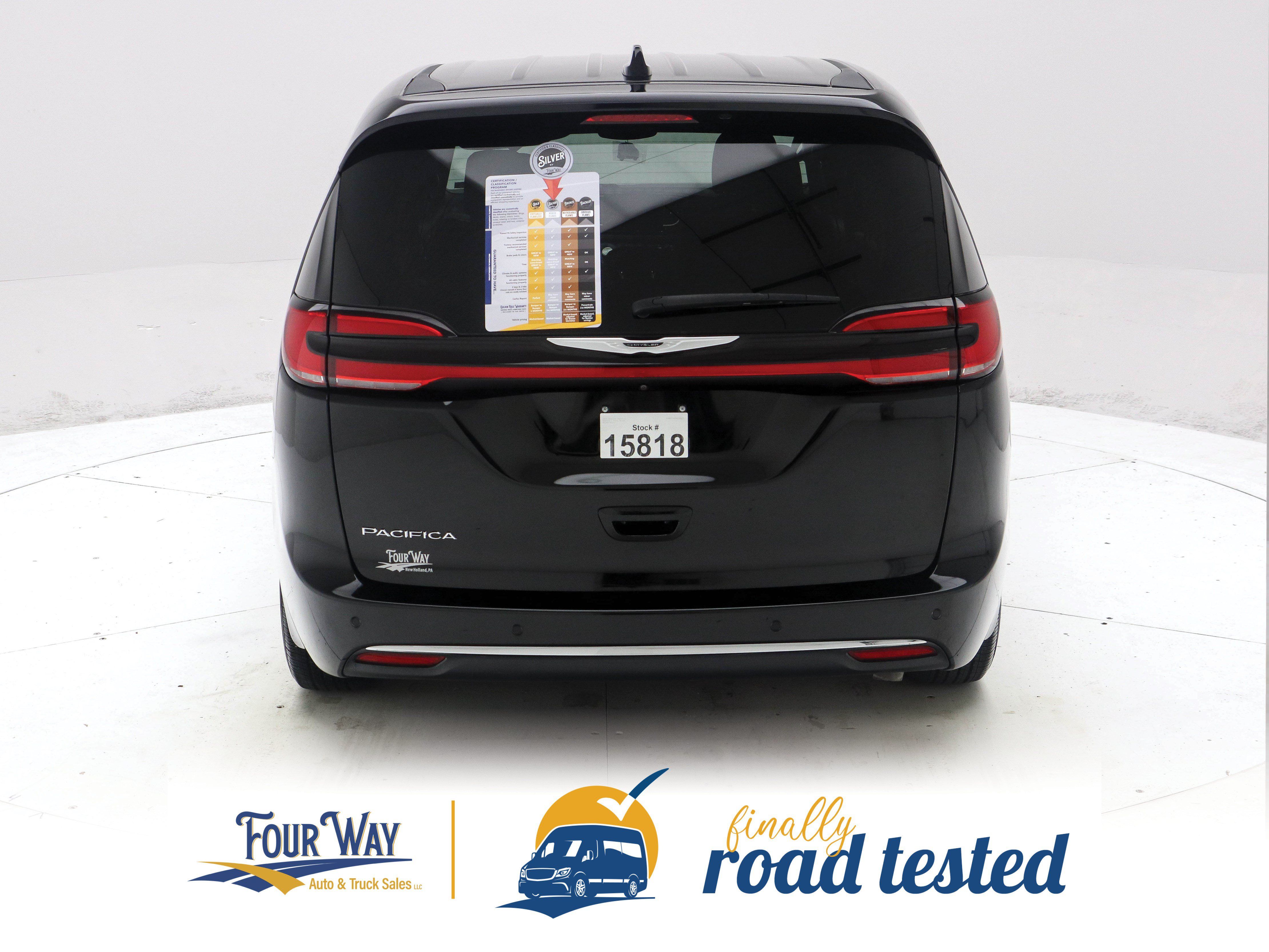 Used 2024 Chrysler Pacifica Touring FWD image 5