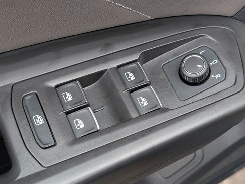 Certified 2023 Volkswagen Atlas Cross Sport SE w/ Panoramic Sunroof Package AWD/4WD image 19