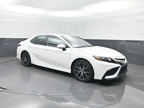 Used 2022 Toyota Camry SE image 32