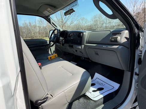 Used 2006 Ford F550 2WD Regular Cab Super Duty image 11