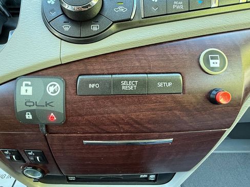 Used 2013 Toyota Sienna Limited w/ Premium Pkg FWD image 32