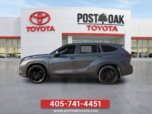 Used 2023 Toyota Highlander LE FWD image 3