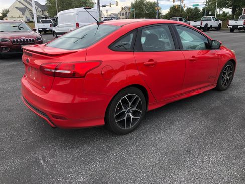 Used 2016 Ford Focus SE w/ SE Sport Package FWD image 3