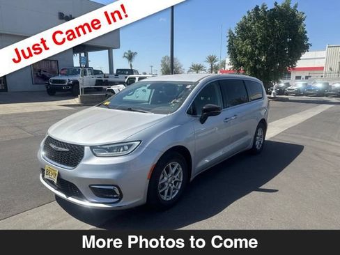 Used 2024 Chrysler Pacifica Touring-L FWD image 1
