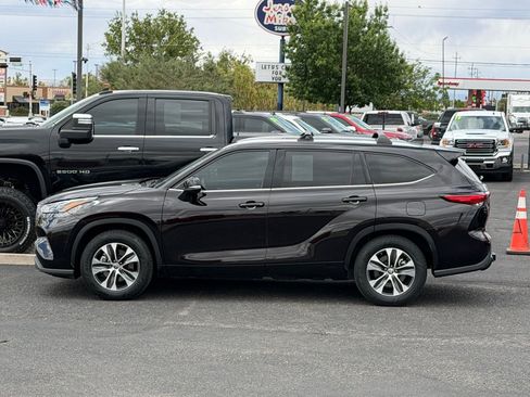Used 2022 Toyota Highlander XLE FWD image 2