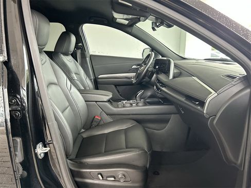 Used 2025 Cadillac XT4 Premium Luxury image 31