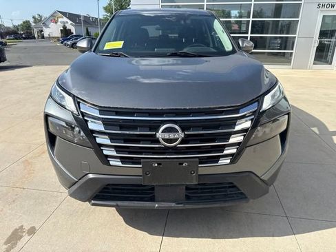 Used 2024 Nissan Rogue SV AWD/4WD image 2