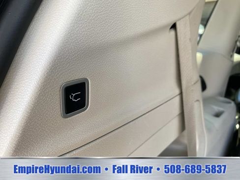 Used 2023 Chrysler Voyager LX FWD image 6