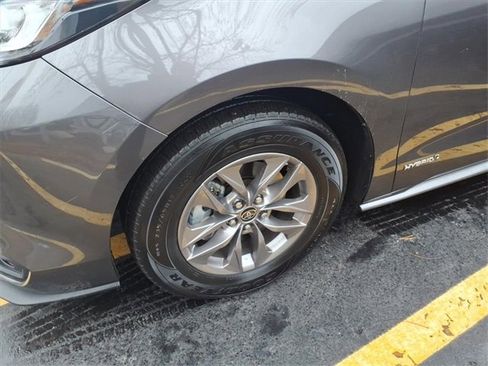 Certified 2021 Toyota Sienna LE image 4