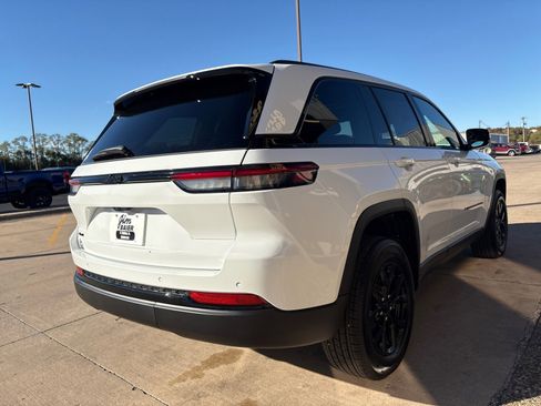 New 2025 Jeep Grand Cherokee Altitude image 9
