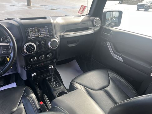 Used 2017 Jeep Wrangler Unlimited Rubicon w/ Connectivity Group AWD/4WD image 7