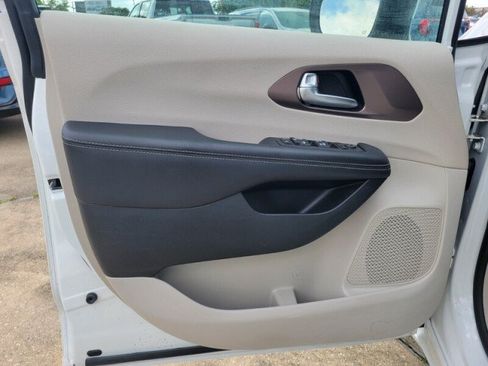 Used 2023 Chrysler Voyager LX FWD image 15