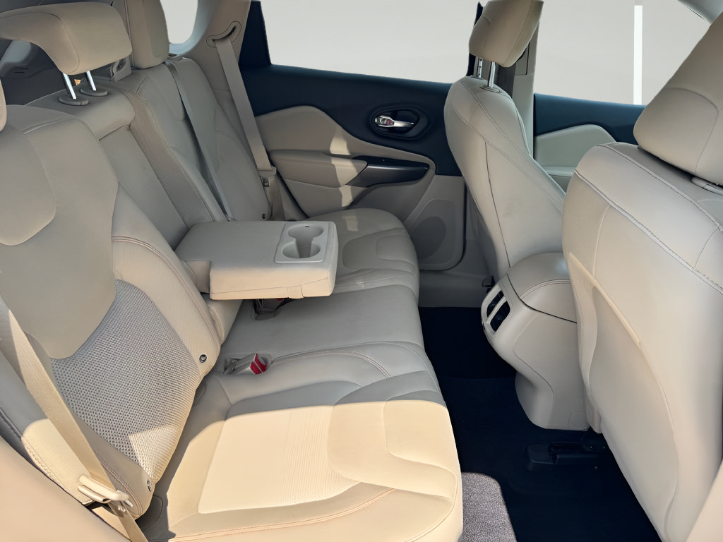 Used 2019 Jeep Cherokee Latitude w/ Popular Appearance Group FWD image 15