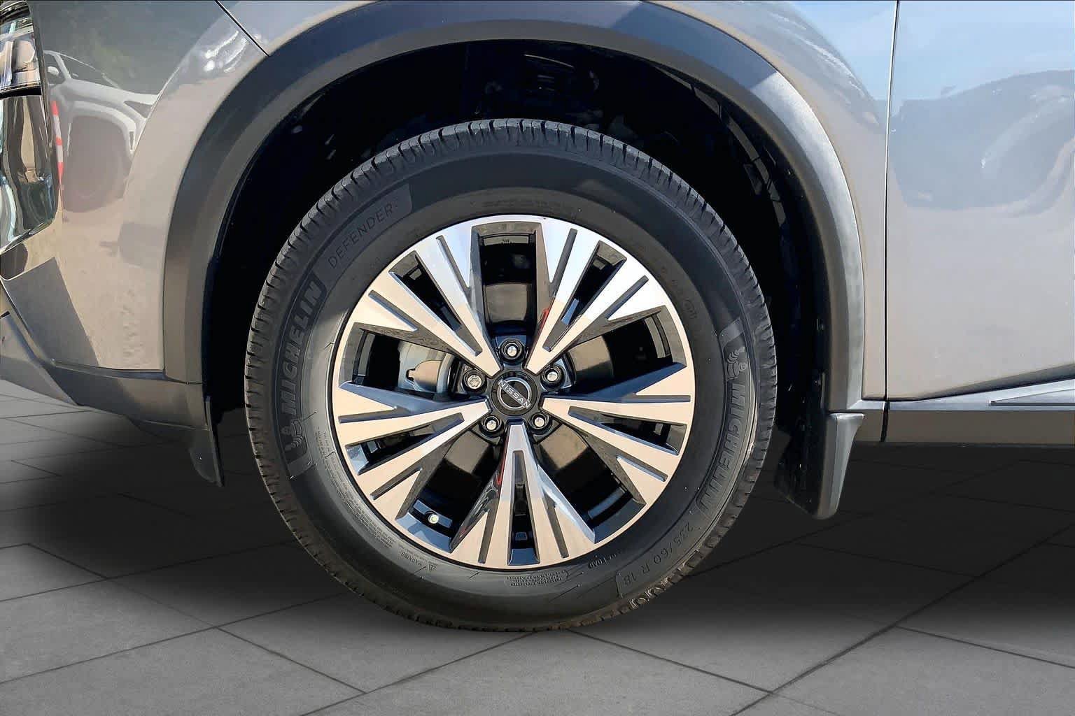 Used 2023 Nissan Rogue SV w/ SV Premium B Package FWD image 11