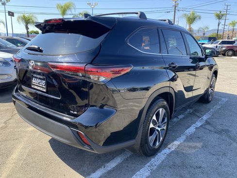 Used 2024 Toyota Highlander XLE FWD image 12