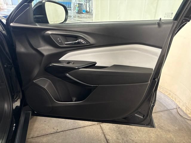 Used 2025 Chevrolet Trax LT FWD image 32