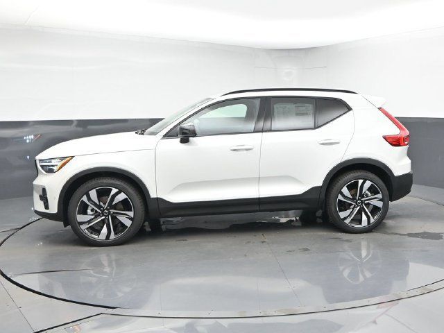 New 2026 Volvo XC40 B5 Plus w/ Climate Package AWD/4WD image 4