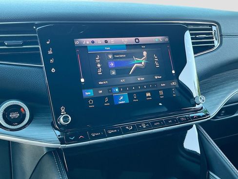 Used 2024 Jeep Wagoneer Series III w/ Premium Group I image 16