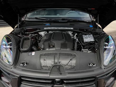Certified 2026 Porsche Macan AWD/4WD image 10