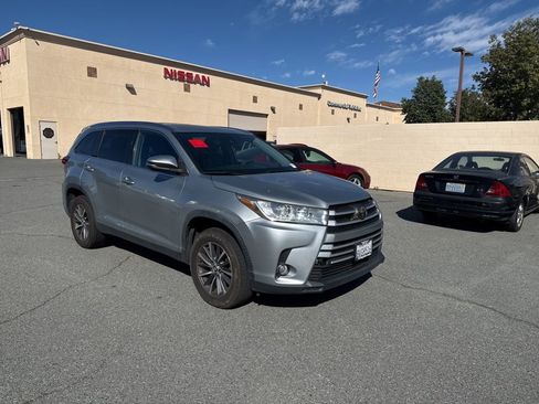 Used 2019 Toyota Highlander XLE image 2
