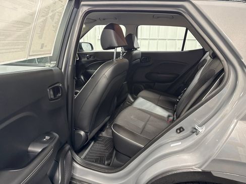 Used 2022 Hyundai Venue Limited FWD image 18