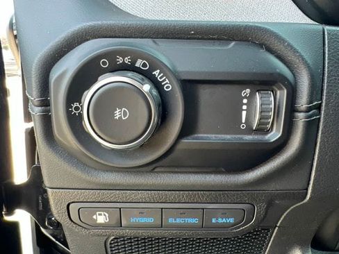 Used 2024 Jeep Wrangler Unlimited Sahara AWD/4WD image 17