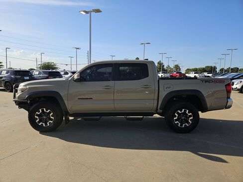 Used 2019 Toyota Tacoma TRD Off-Road AWD/4WD image 4