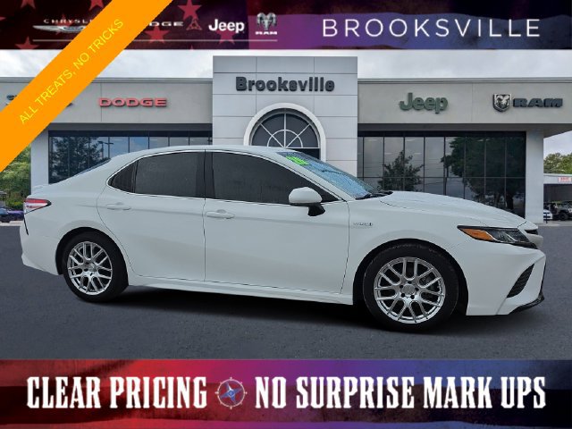 Used 2020 Toyota Camry SE FWD image 1