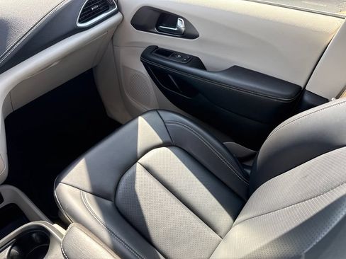 Used 2023 Chrysler Pacifica Touring-L FWD image 15