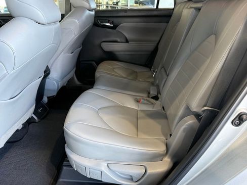 Certified 2022 Toyota Highlander XLE image 34