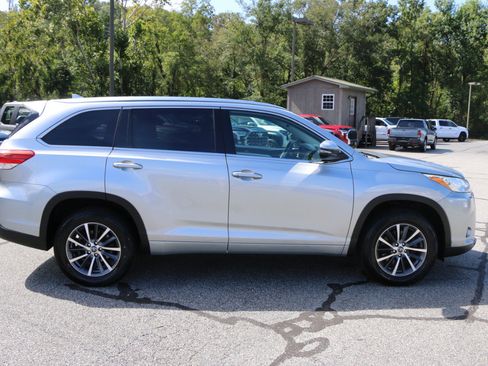 Used 2018 Toyota Highlander XLE FWD image 9