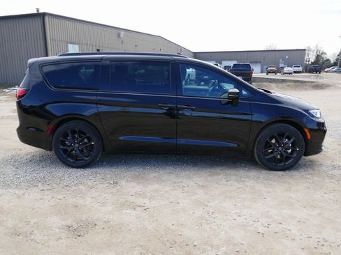 New 2026 Chrysler Pacifica Select w/ S Appearance Package FWD image 3