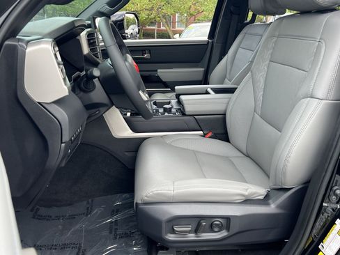 Used 2025 Toyota Tundra Limited AWD/4WD image 12