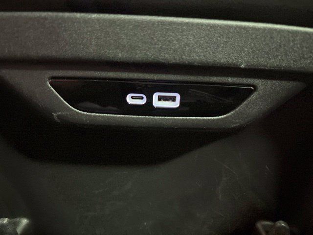 Used 2024 Chrysler Pacifica Limited FWD image 41