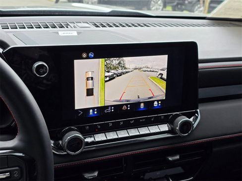 Used 2025 Chevrolet Colorado Z71 w/ Technology Package image 24