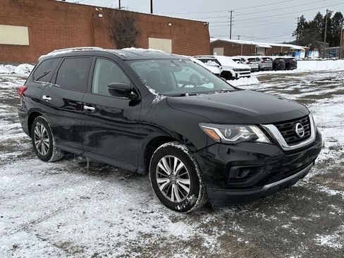 Used 2019 Nissan Pathfinder SV image 2