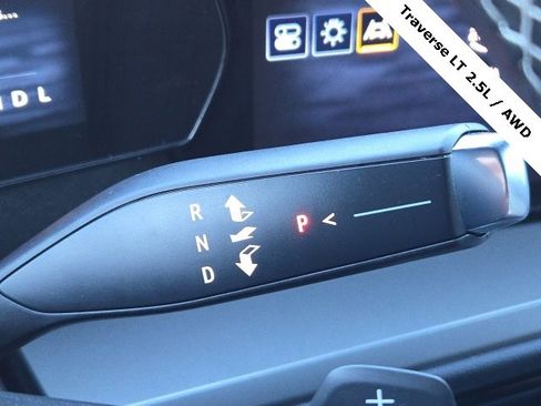 Used 2025 Chevrolet Traverse LT image 33