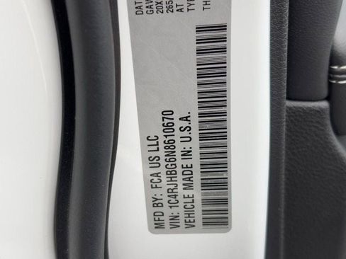 Used 2022 Jeep Grand Cherokee Limited image 27