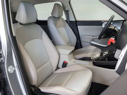 Used 2025 Kia Soul LX w/ LX Technology Package FWD image 18