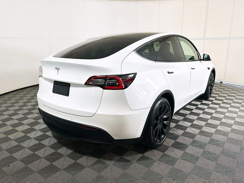 Used 2021 Tesla Model Y 2WD image 3