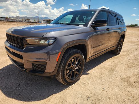 Used 2024 Jeep Grand Cherokee L Altitude AWD/4WD image 3