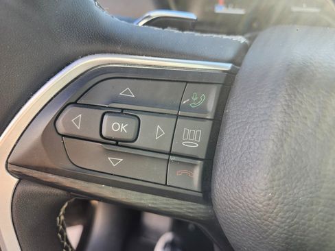 Used 2023 Jeep Grand Cherokee L Laredo image 14