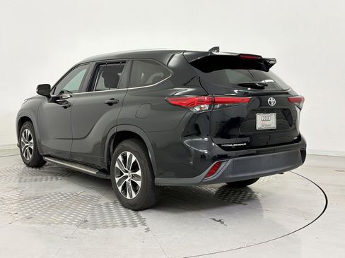 Used 2022 Toyota Highlander XLE FWD image 3
