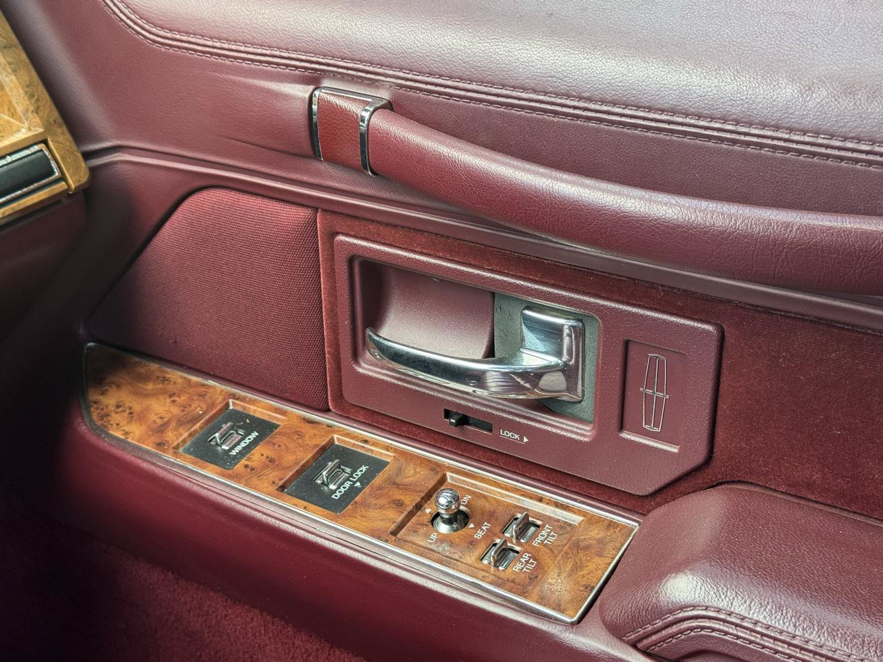 Used 1994 Lincoln Town Car Executive RWD image 25