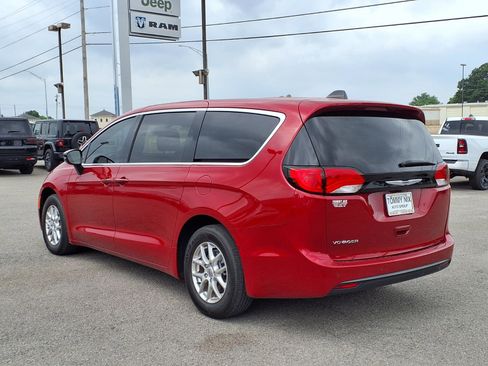 Used 2025 Chrysler Voyager LX FWD image 2