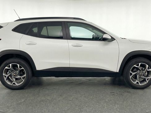 Used 2025 Chevrolet Trax LT w/ LT Convenience Package FWD image 11