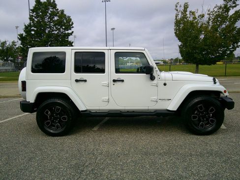 Used 2018 Jeep Wrangler Unlimited Sahara AWD/4WD image 13
