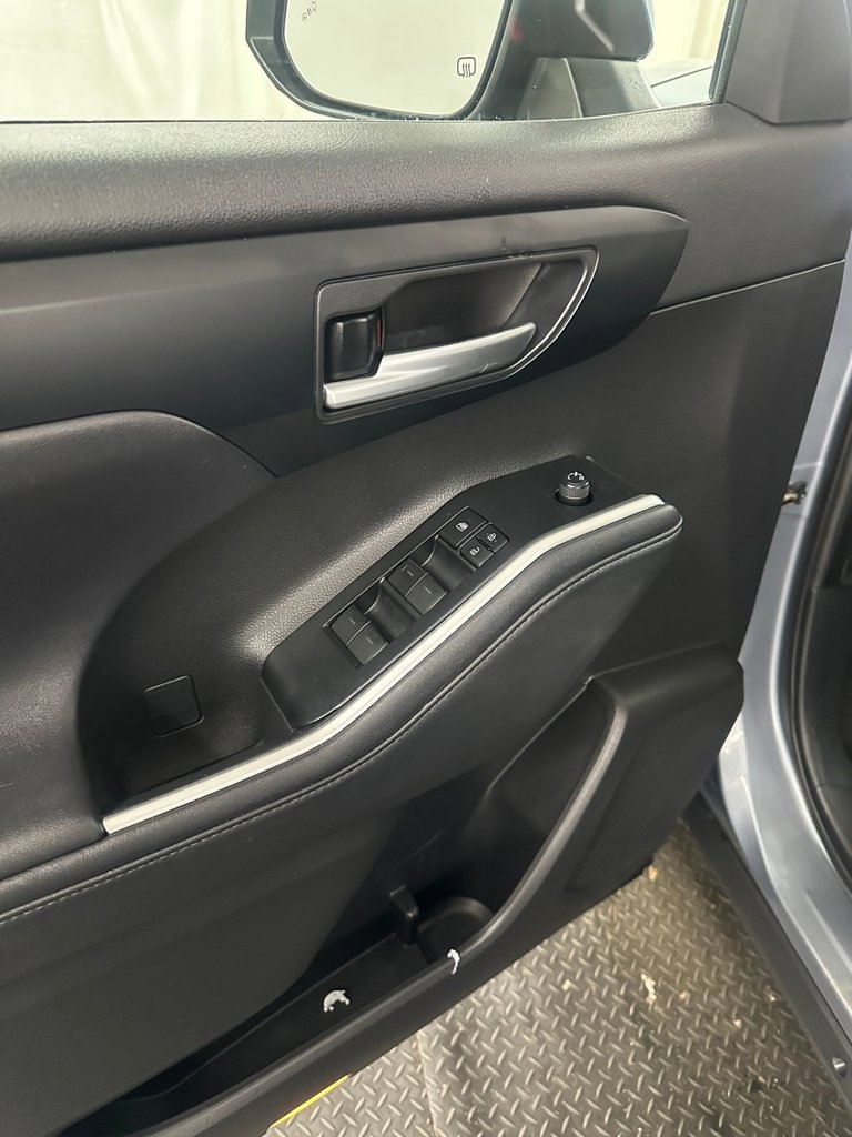 Used 2020 Toyota Highlander XLE AWD/4WD image 9